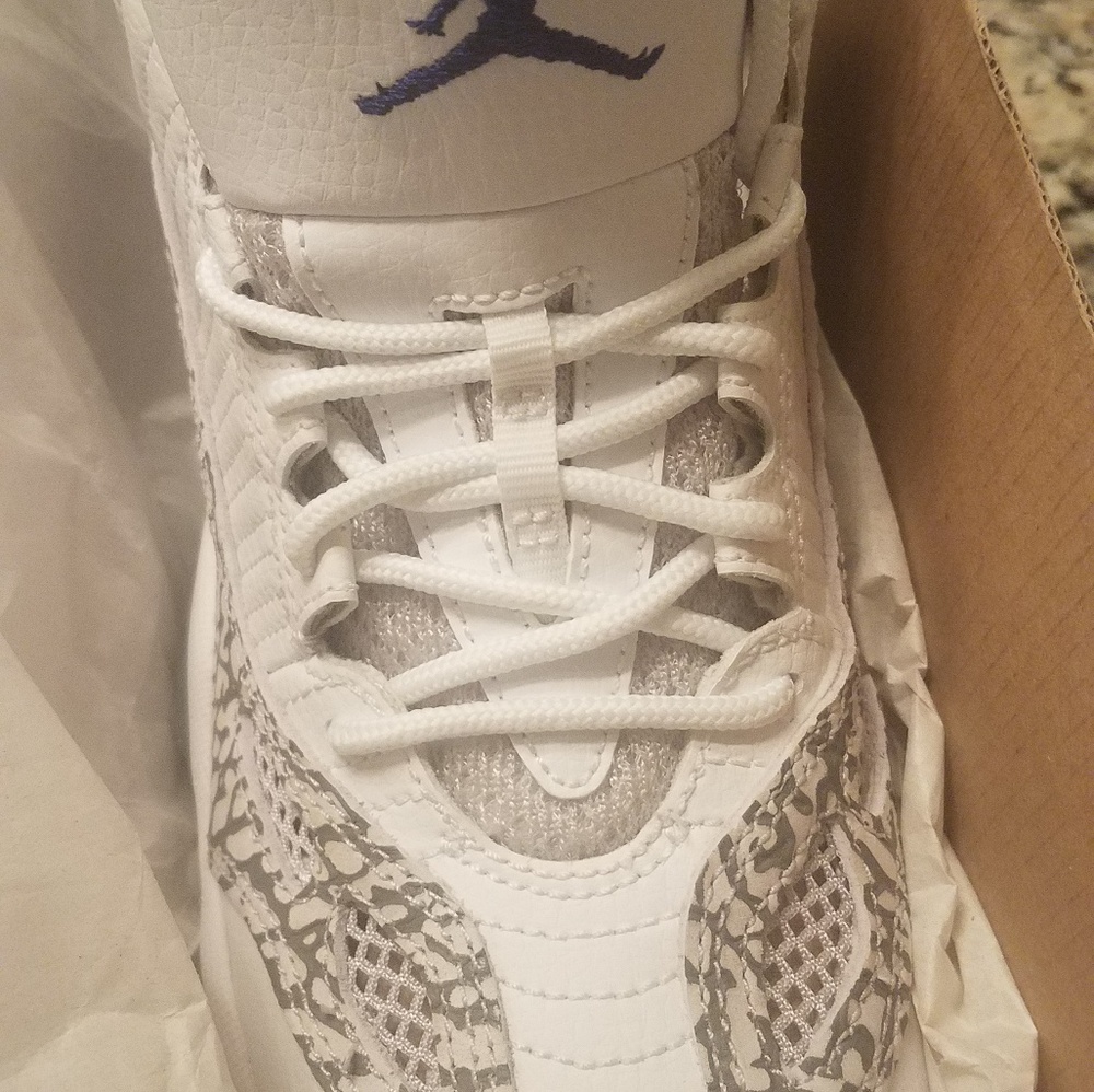 Air Jordan 11 Retro Low BG Size 5.5 Youth